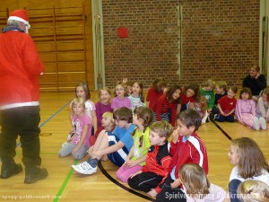 Nikolaus beim Kinderturnen