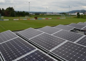 Die neue Photovoltaikanlage auf dem Dach des Sportheims.