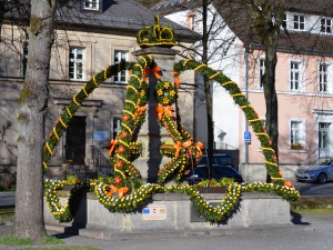 Osterbrunnen auf dem Marktplatz in Goldkronach