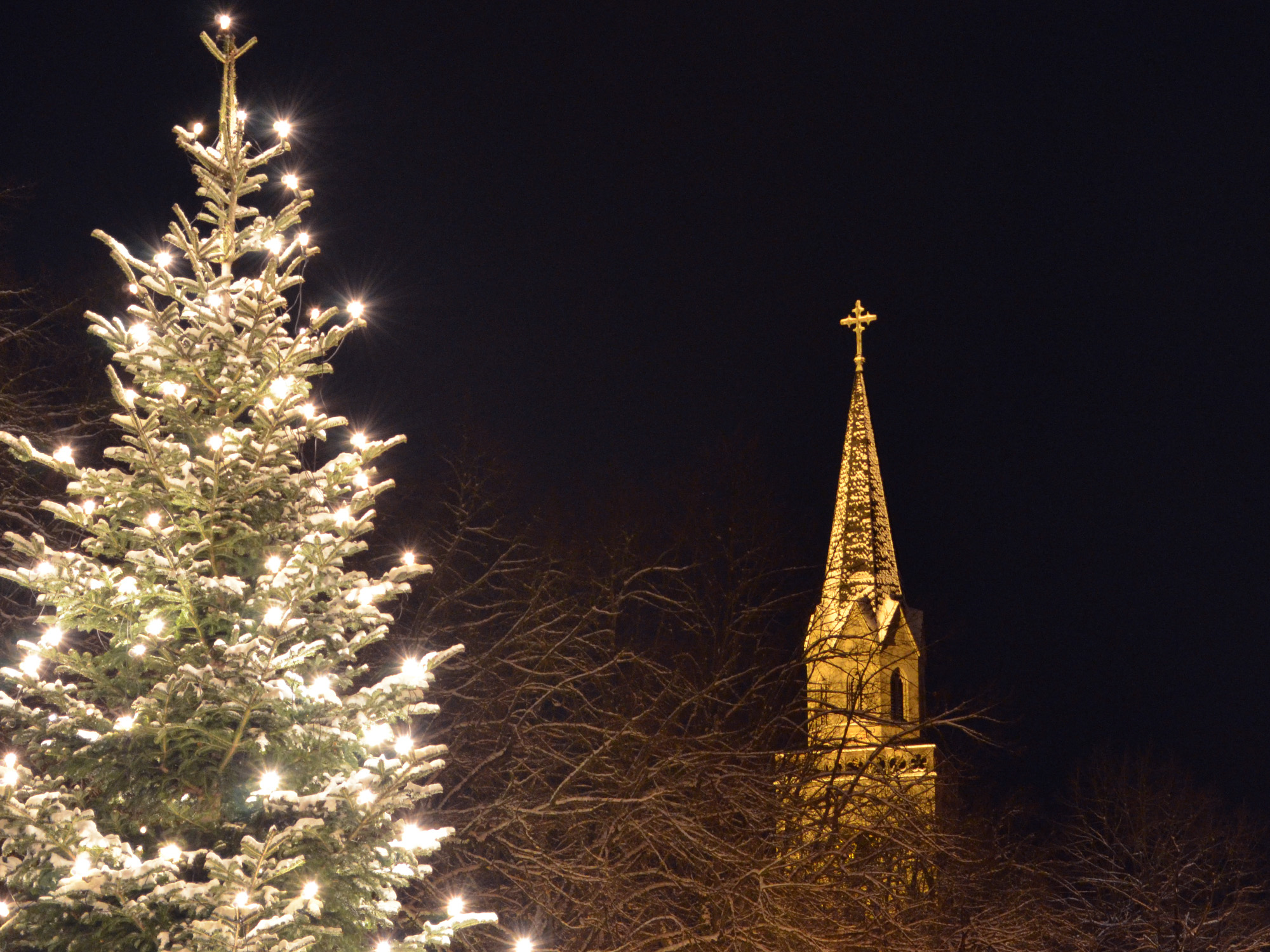 Am Goldkronacher Marktplatz: Blick über den Christbaum zum Kirchturm.
